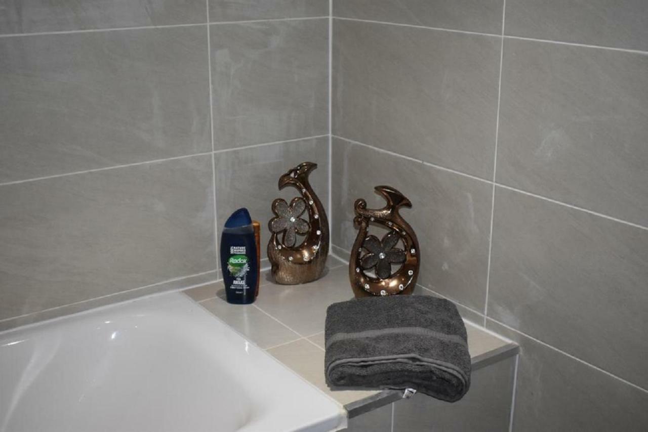Lux Apartment In Gatwick Кролей Экстерьер фото